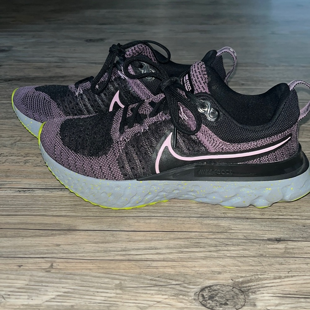 Women Nike flyknits